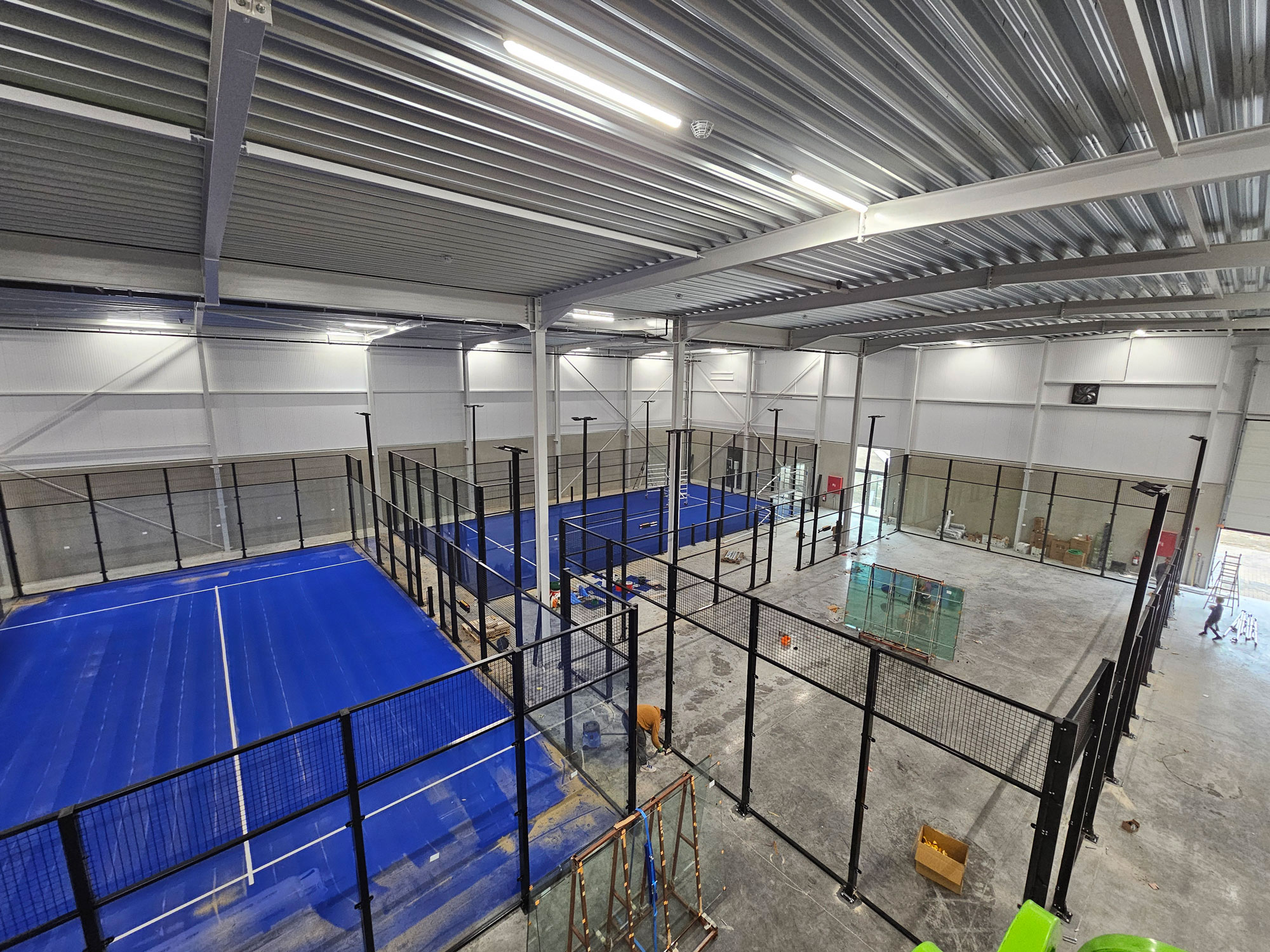 9 mavi zemin kapalı profesyonel padel kortu inşaatı ve cam paneller