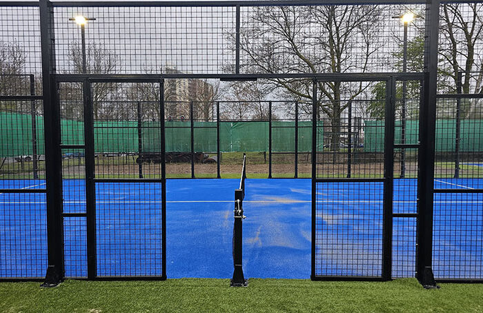 açık hava padel tenis kurulumu sonrası mavi zeminli çimler içerisinde bir saha