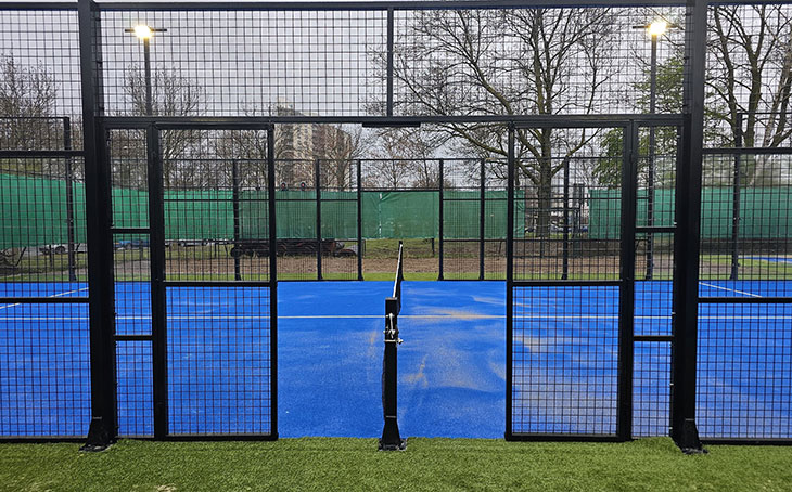 açık hava padel tenis kurulumu sonrası mavi zeminli çimler içerisinde bir saha